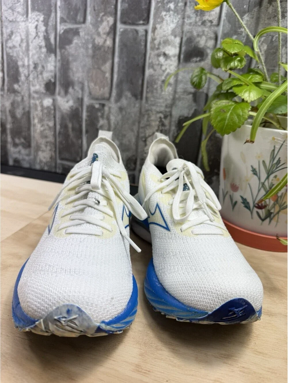 Mizuno Wave Neo Wind Women’s White/Blue Low Top Lace-Up Knit Sneakers J1GD227821